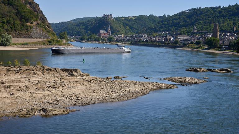 Oberwesel: Ein Frachtschiff passiert auf dem Rhein einen Felsen. Oberwesel: Ein Frachtschiff passiert auf dem Rhein einen Felsen.